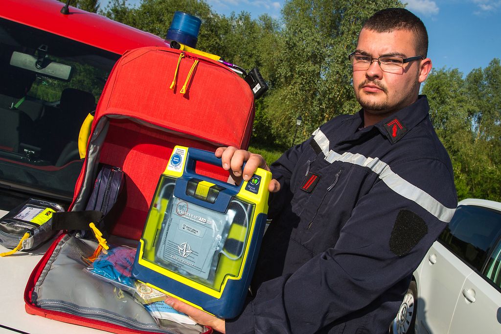 Jedes Einsatz-Duo ist mit einem Erste Hilfe Set und einem Defibrillator ausgerüstet. Foto: Laurent Blum